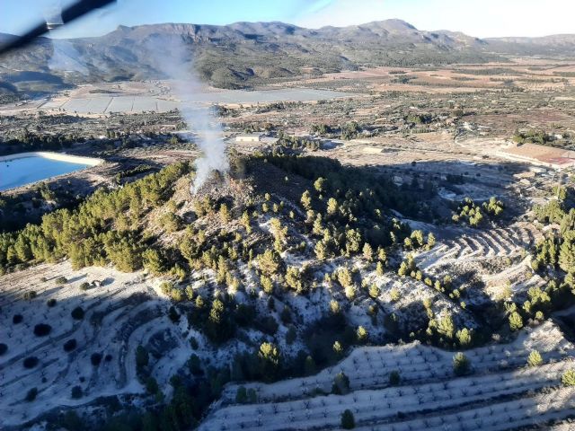 Incendio forestal en el Cerro de San Jorge a 300 metros del Castillo en Moratalla