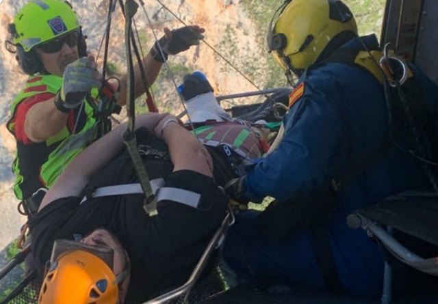 Servicios de emergencias asisten a un joven accidentado en la zona de las pozas del Camping La Puerta