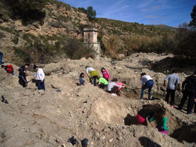 Medio centenar de escolares participan en la restauración de un tramo del río Moratalla