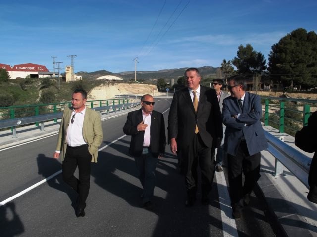 El consejero de Fomento y el alcalde de Moratalla inauguran el puente de la rambla del Comendador