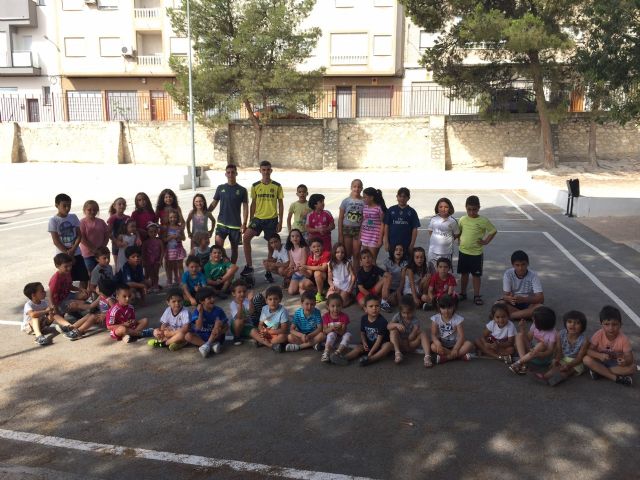 Alberto y Sergio Fernández García sorprenden con su visita a los niños y niñas de la Escuela de Verano de Moratalla.