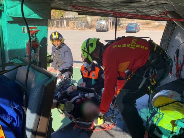 Rescatan por aire y trasladan al hospital a una senderista accidentada en Moratalla