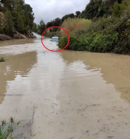 Rescatan al conductor de un vehículo en el cauce del rio Alhárabe en Moratalla