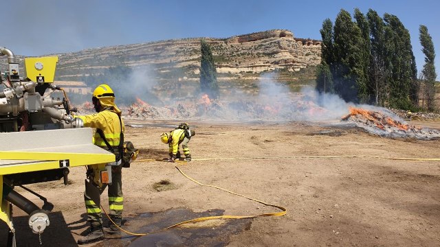 Incendio de restos de plantas aromáticas en Zaén de Arriba