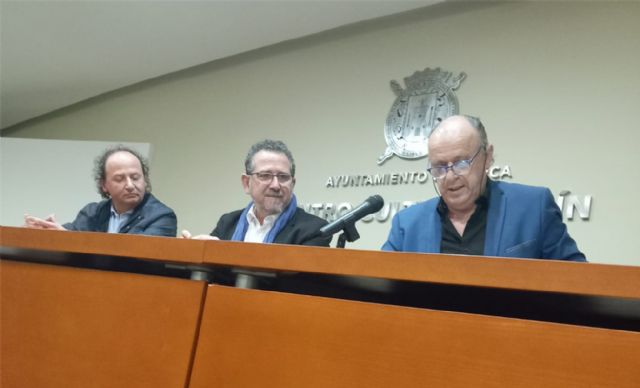 El poemario de Luis Díaz-Cacho 'Vivir cada día', ha sido presentado en Lorca y Moratalla